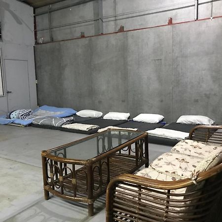 Museum Traveler'S Bnb Sanzhi Bagian luar foto