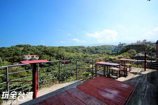 Museum Traveler'S Bnb Sanzhi Bagian luar foto