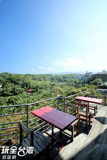 Museum Traveler'S Bnb Sanzhi Bagian luar foto
