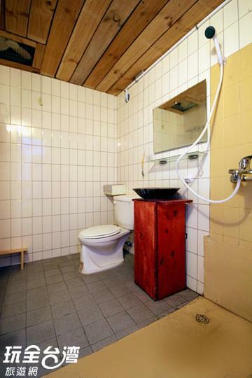 Museum Traveler'S Bnb Sanzhi Bagian luar foto