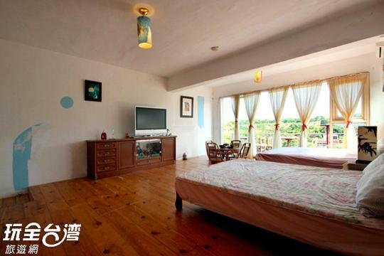 Museum Traveler'S Bnb Sanzhi Bagian luar foto