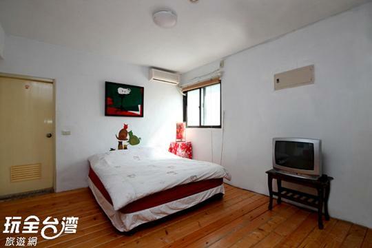 Museum Traveler'S Bnb Sanzhi Bagian luar foto