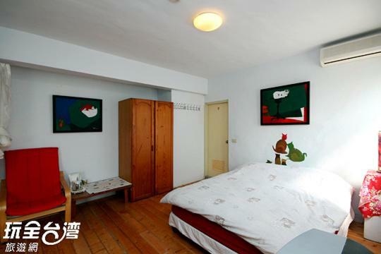 Museum Traveler'S Bnb Sanzhi Bagian luar foto