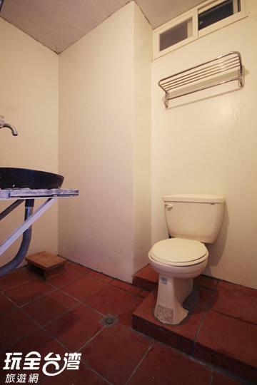 Museum Traveler'S Bnb Sanzhi Bagian luar foto