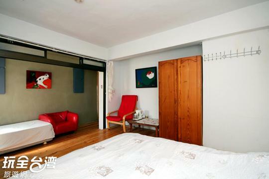 Museum Traveler'S Bnb Sanzhi Bagian luar foto