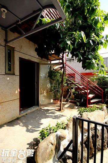 Museum Traveler'S Bnb Sanzhi Bagian luar foto
