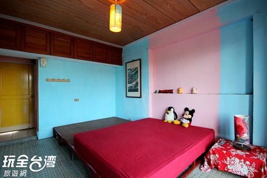 Museum Traveler'S Bnb Sanzhi Bagian luar foto